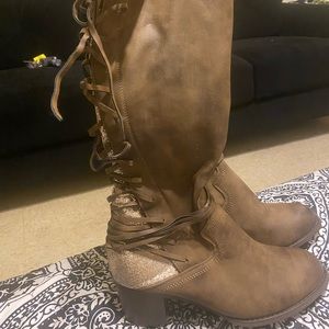 NEVER WORN, RUNS SMALL! Fits about a size 9.5 or 10 I would say.